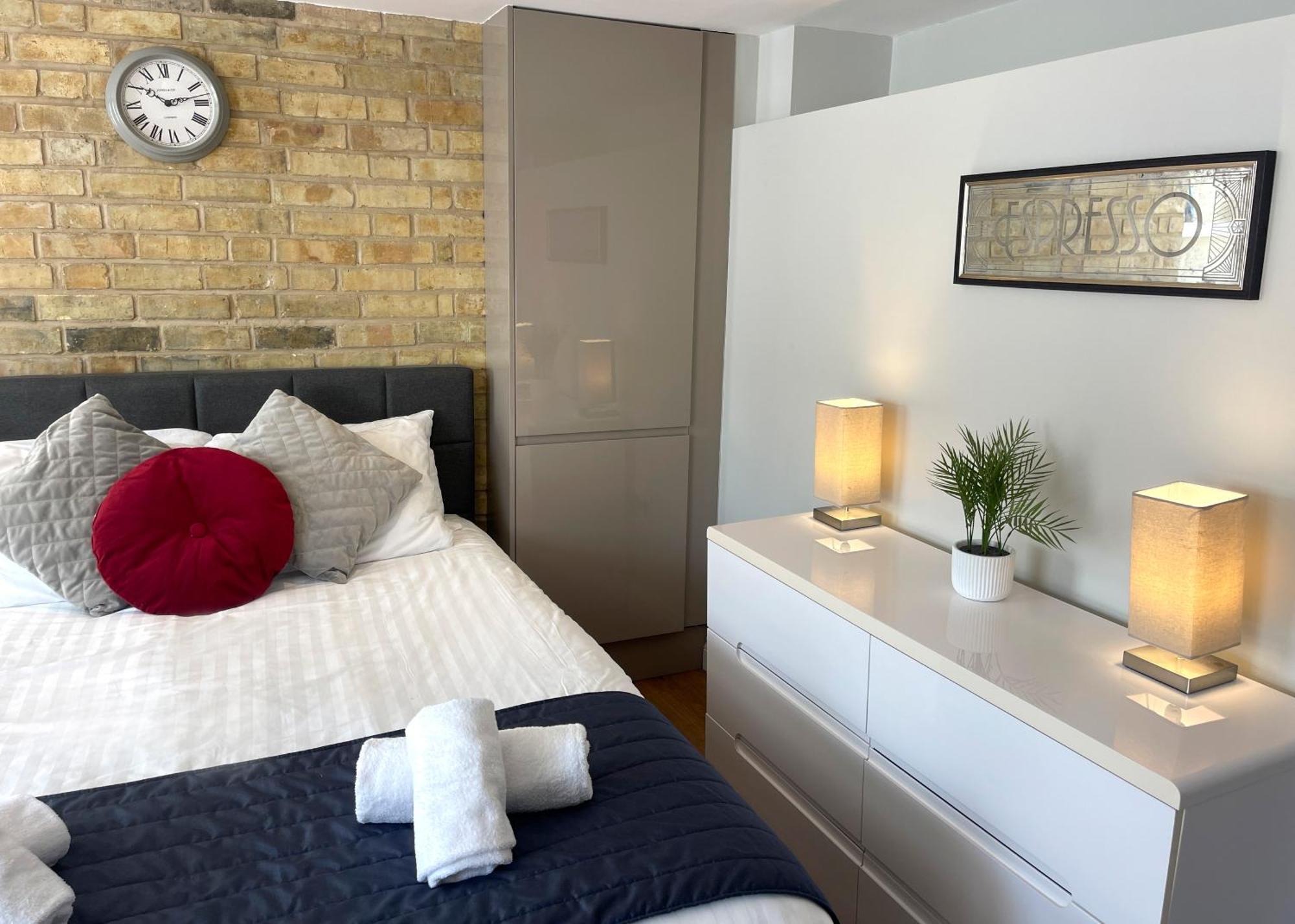 Luxury With King-size Bed In - Homehost *